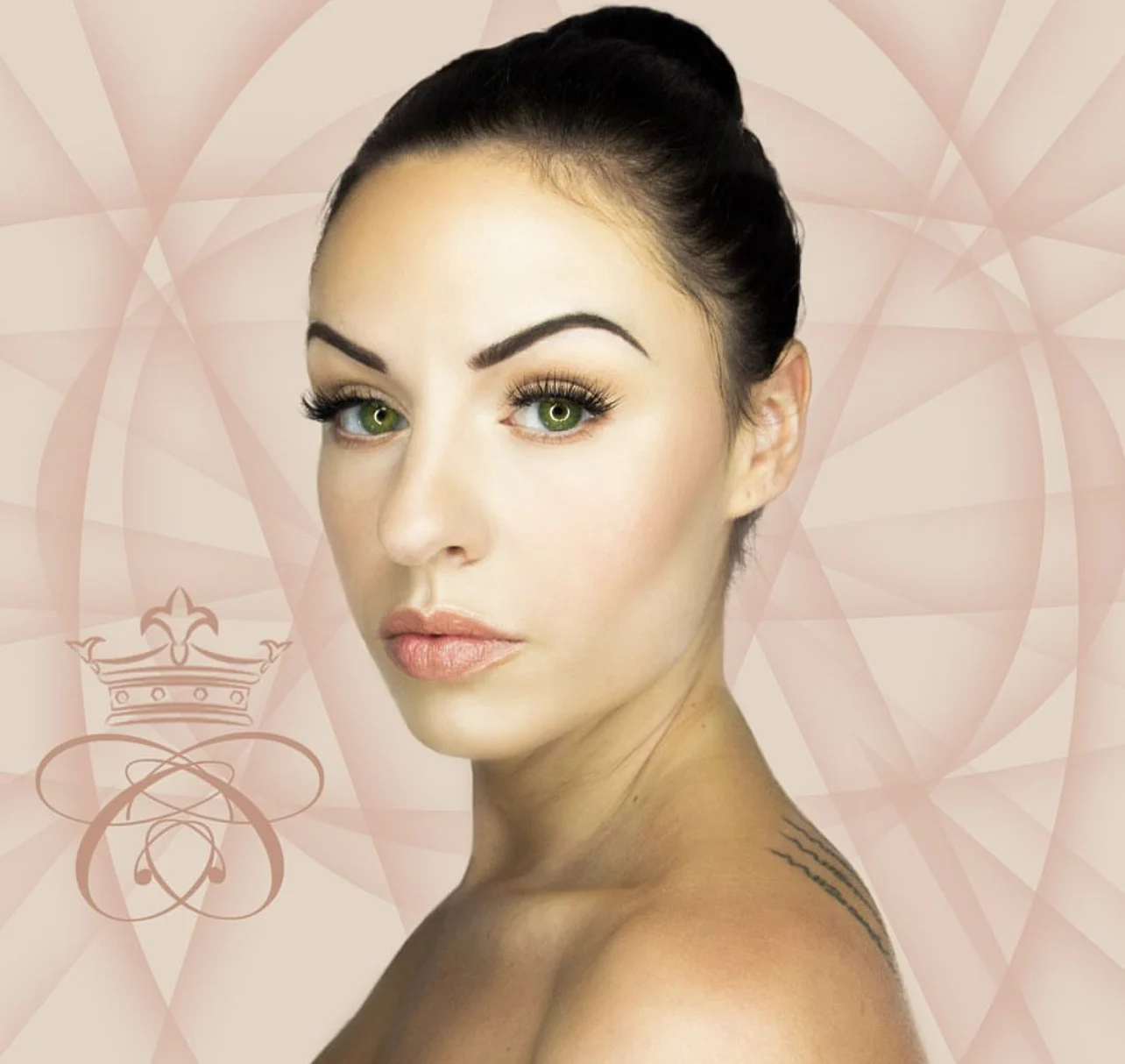 what are strip lashes, beautiful woman with green eyes and strip eyelashes 